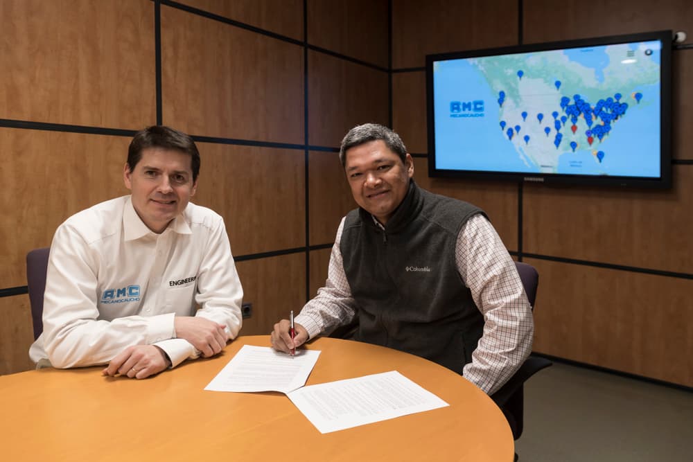 Wilmer Acuña and Aitor Lopetegi, signing the contract.